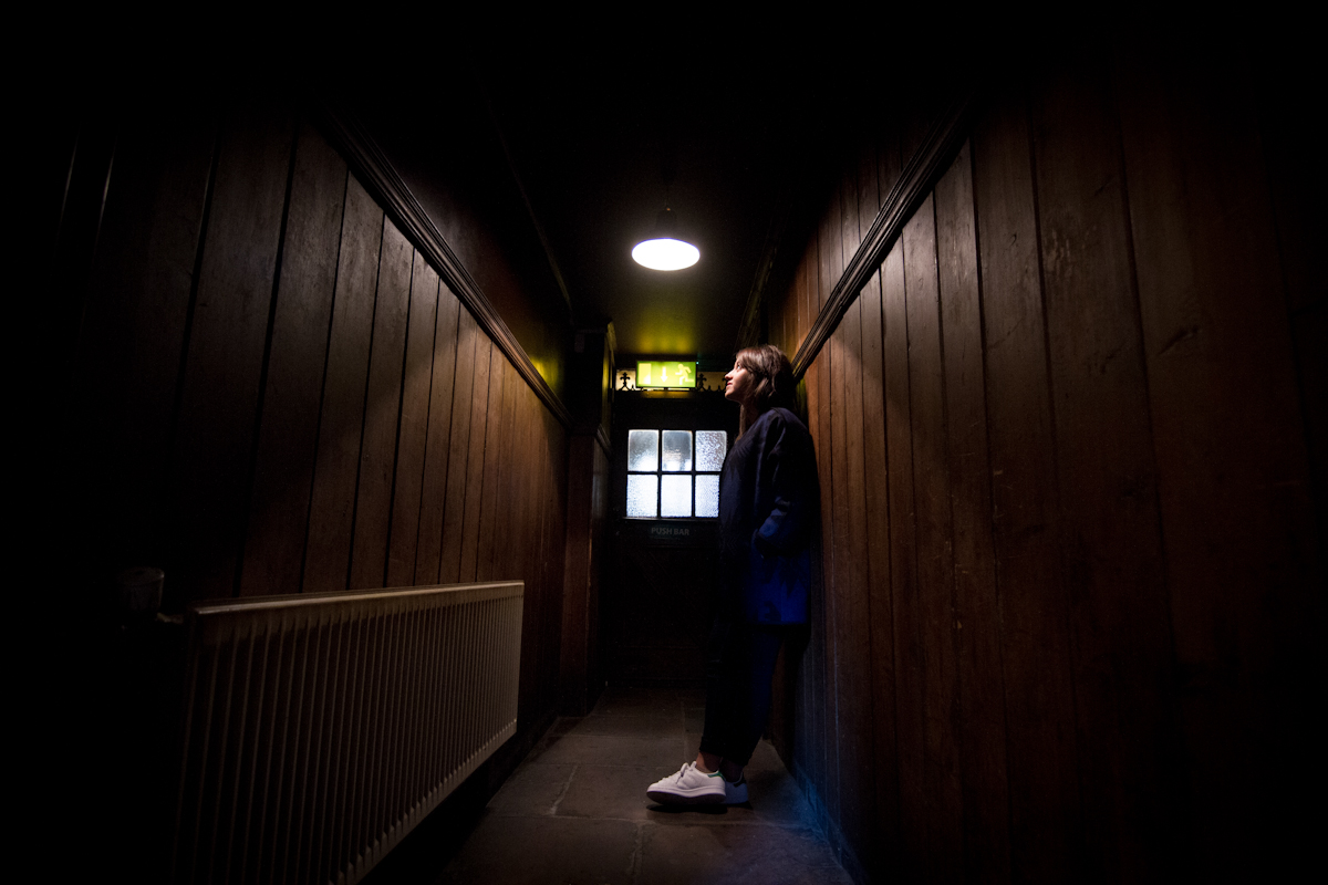 Oihane Quintana (Leioa) espera en la puerta del baño en un pub de Waterford.