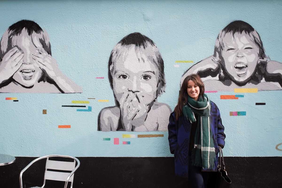 Oihane sonrie frente a uno de tantos grafitis, en Waterford.