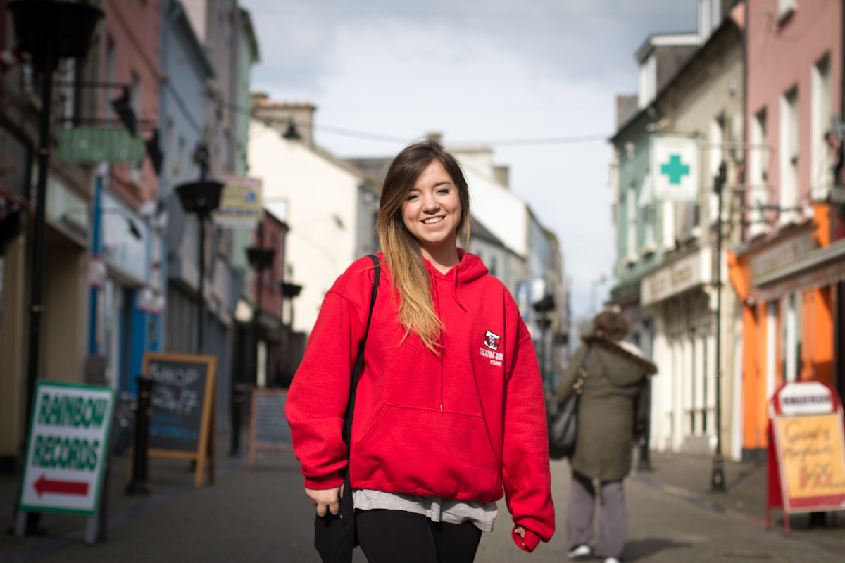 Andrea Sierra (19) camina por el casco antiguo de Waterford.