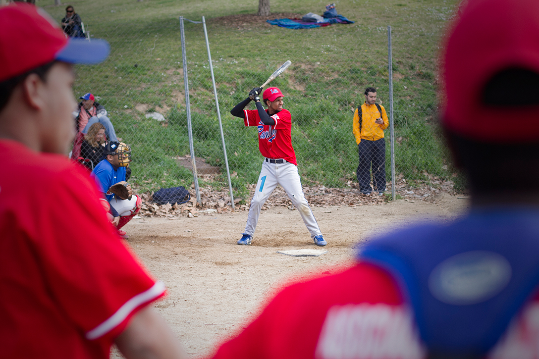 El espectáculo del softball atrae a toda clase de personas de la ciudad.