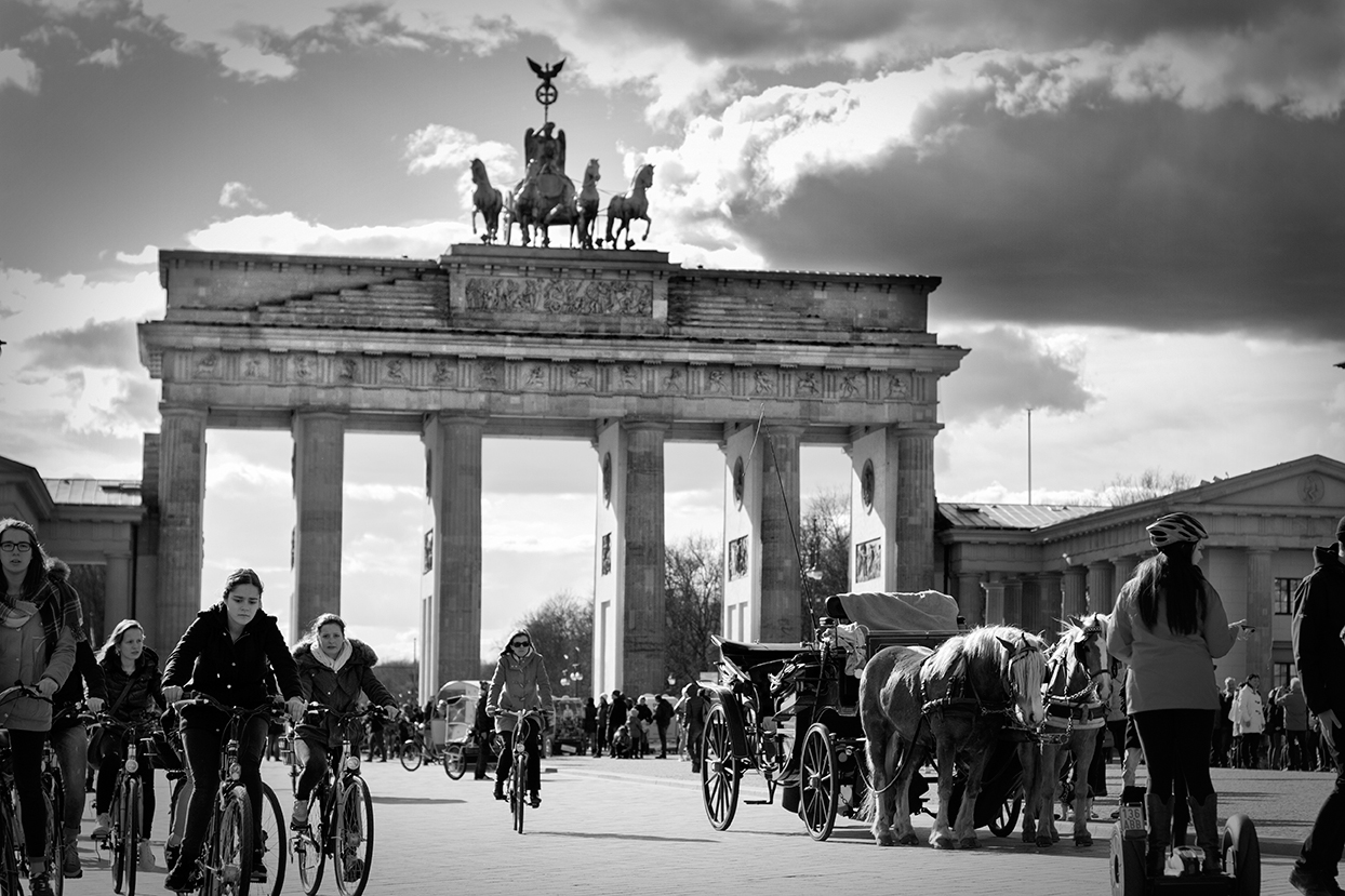 Un grupo de turistas recorre una de las zonas más concurridas de la ciudad: la puerta de Brandenburgo.