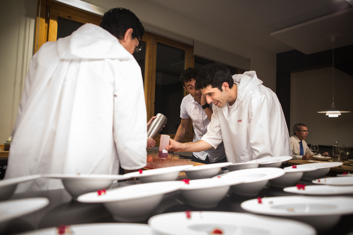 Eneko bromea con uno de sus alumnos, mientras monta uno de los postres.
