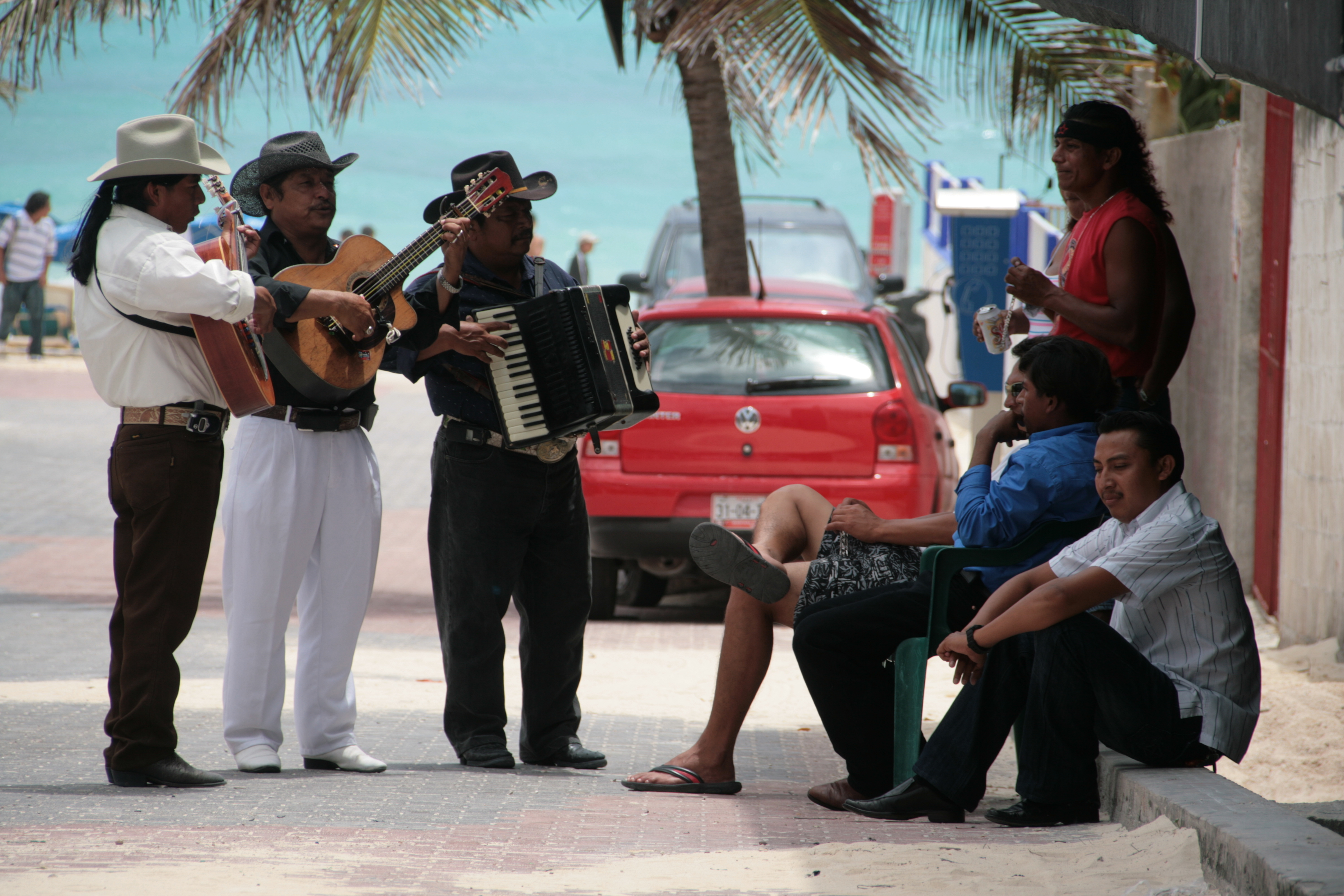 A pesar de ser una de las ciudades más afectadas por el turismo, Playa del Carmen cuenta con auténticos Mariachis.