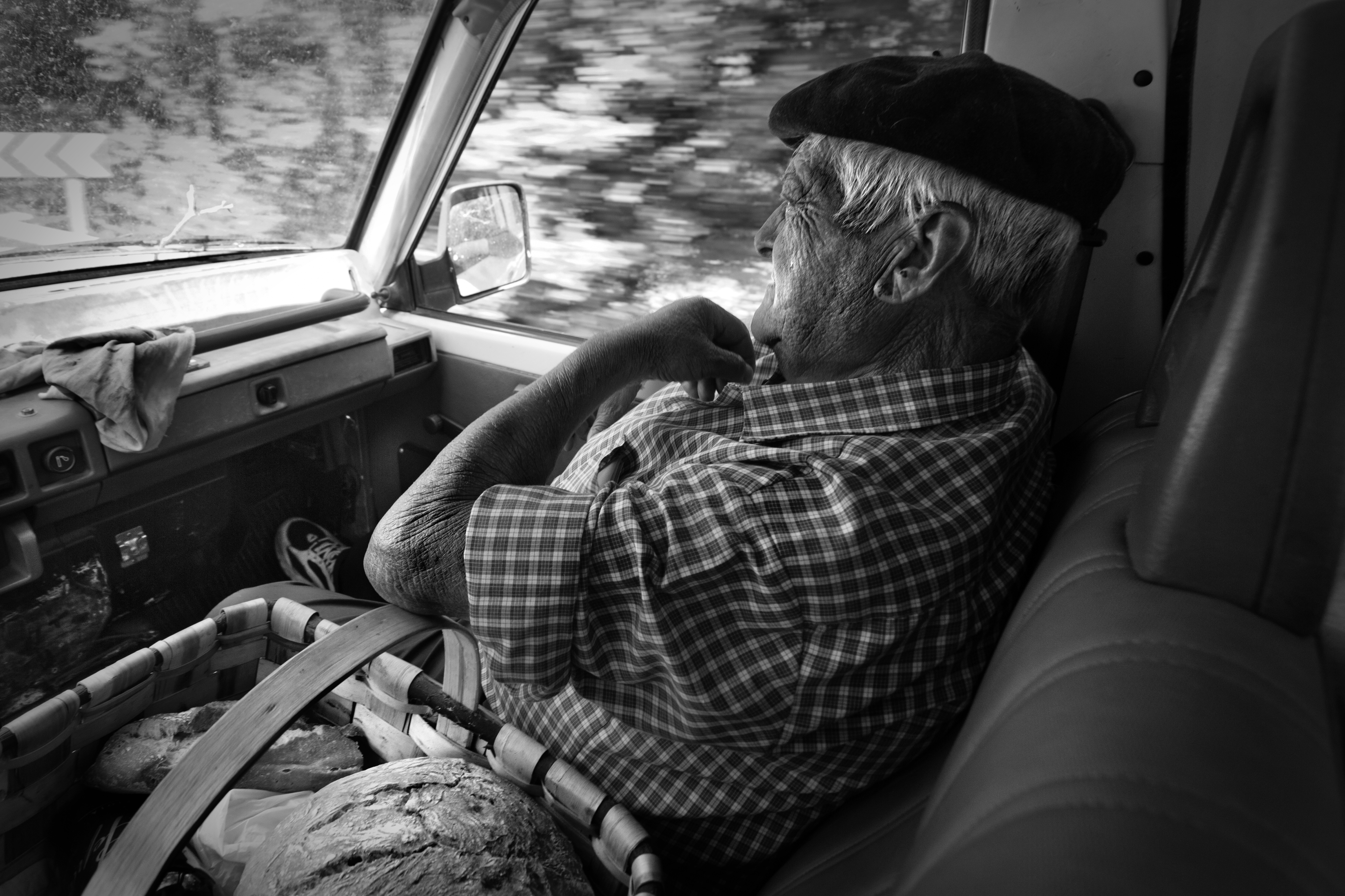 Apesadumbrado: Vicente Goti recorre el camino que conecta Orozko con Gorbeia en 4x4. Años atrás realizaba la misma ruta a pie con su rebaño.