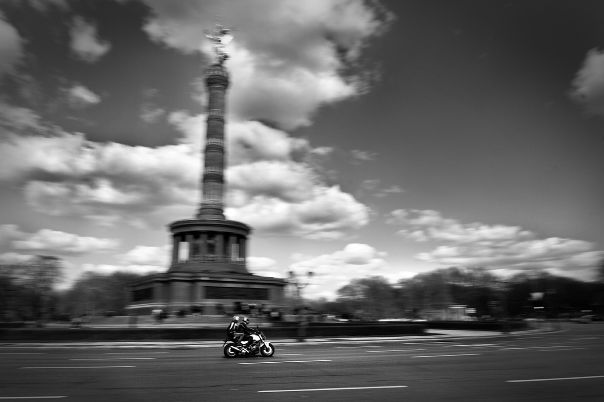 Giro monumental: una pareja recorre en moto la zona de Siegessäule, Berlin (Alemania).