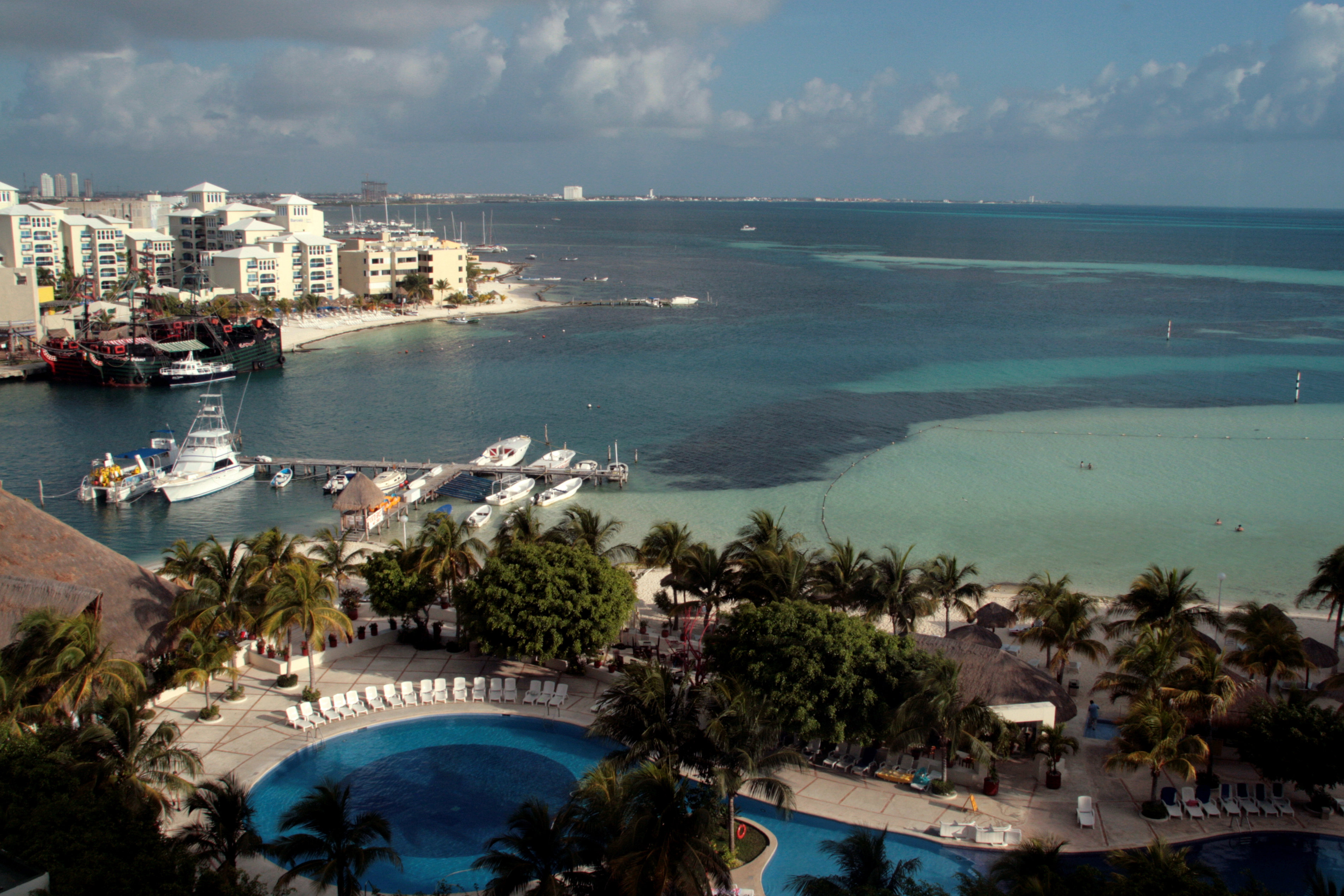 La zona hotelera de Cancún está completamente equipada para las necesidades de las oleadas de turistas que visitan el paraíso.