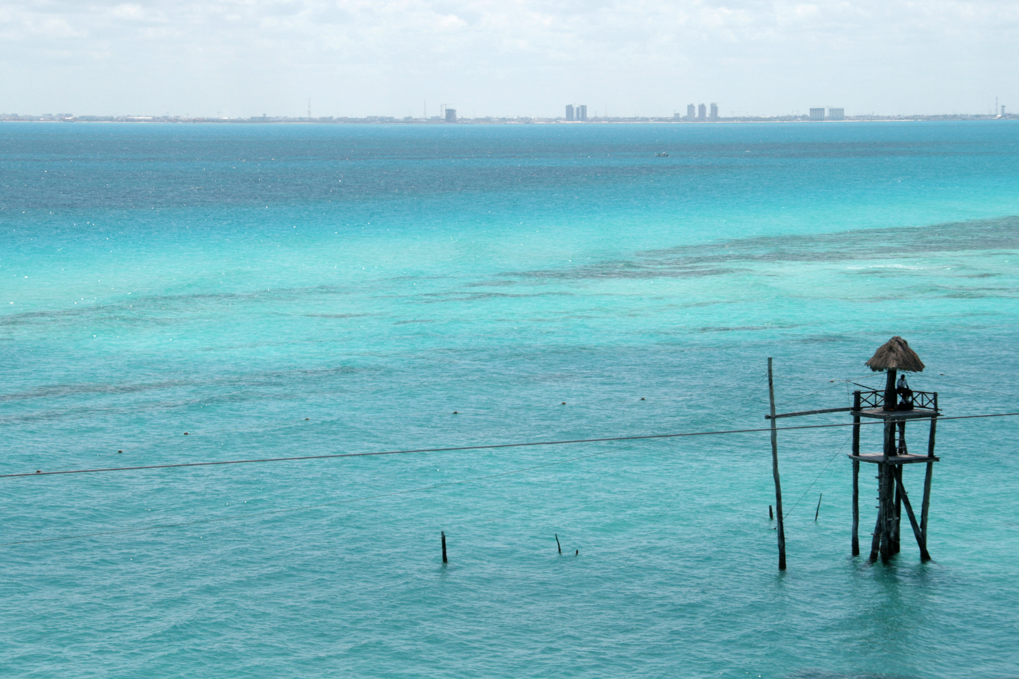 Desde las atracciones de Isla Mujeres, Cancún se divisa como un complejo hotelero monstruoso y completamente artificial.