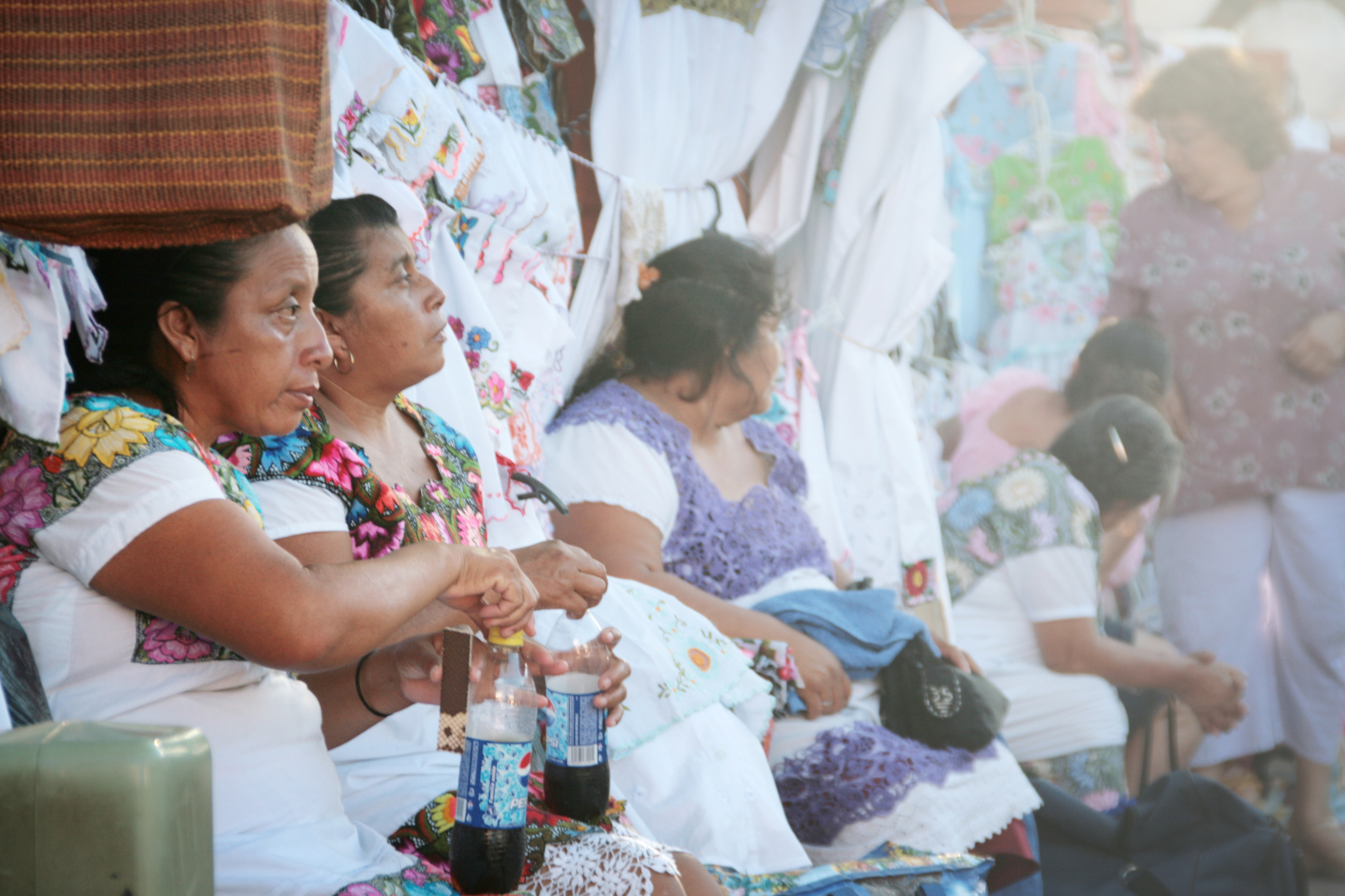 Mientras tanto, el turismo sigue devastando un pueblo que cada día lucha por sobrevivir en un paraíso natural. 