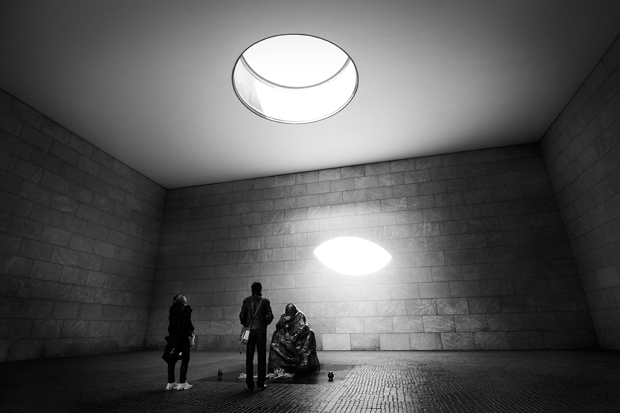 Neue Wache: Berlín está lleno de monumentos que miran atrás, homenajeando a los caídos de la Segunda Guerra Mundial.