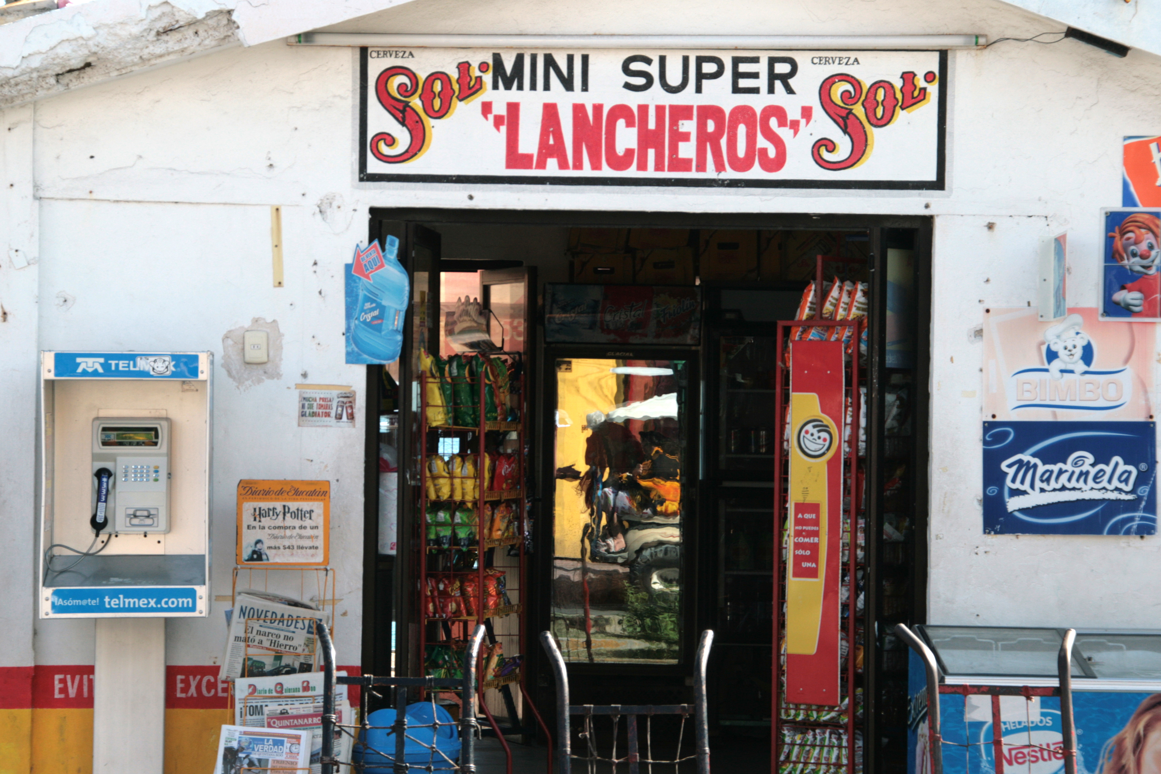 Una pequeña tienda improvisada de Isla Mujeres tiene todo lo que se puede llegar a necesitar.