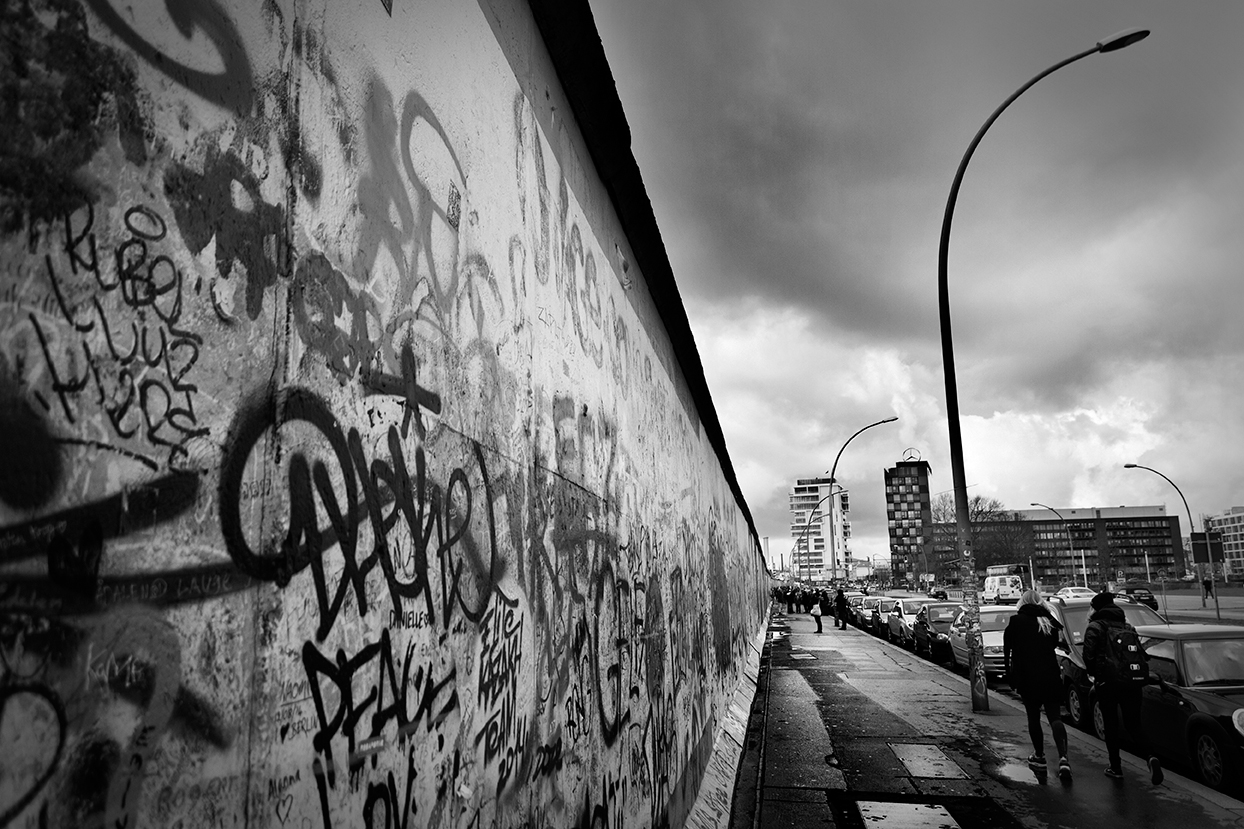 El recorrido del muro de East Side Gallery, aun visible, transcurre desde Elsenbrücke hasta Oberbaumbrücke.